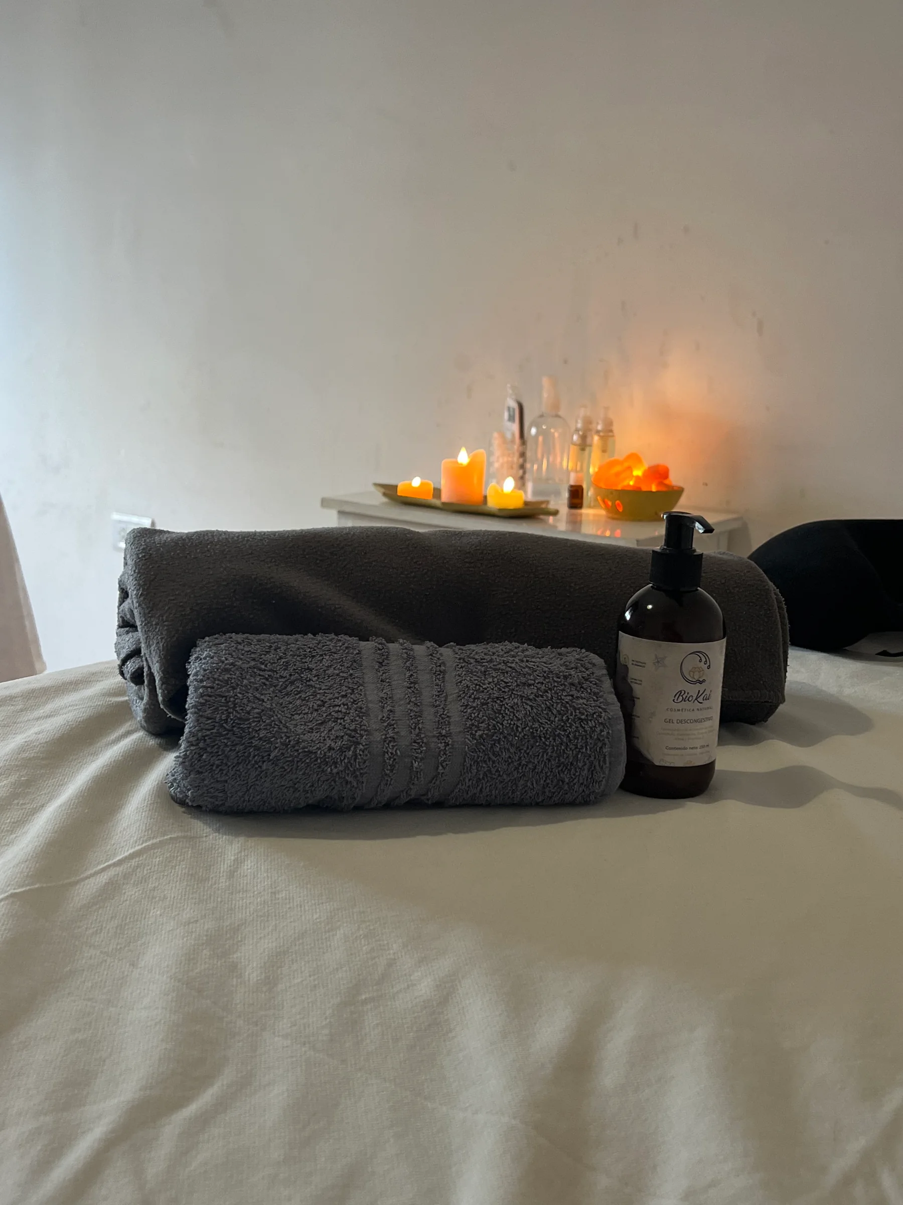 Espacio cálido de Boho Spa Urbano con camilla, toallas y ambientación